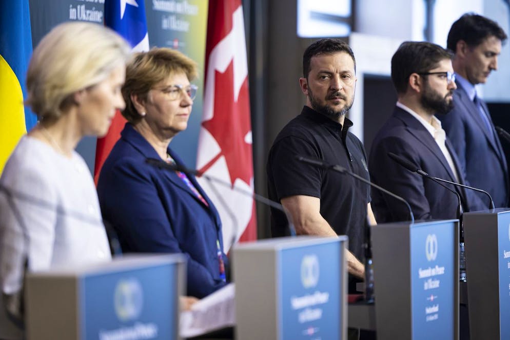 Bürgenstock. I partecipanti alla conferenza stampa finale del vertice: da sinistra, la presidente della Commissione europea Ursula von der Leyen, la presidente della Confederazione Viola Amherd, il presidente ucraino Volodymyr Zelensky, il presidente del Cile Gabriel Boric Font e il primo ministro canadese Justin Trudeau.