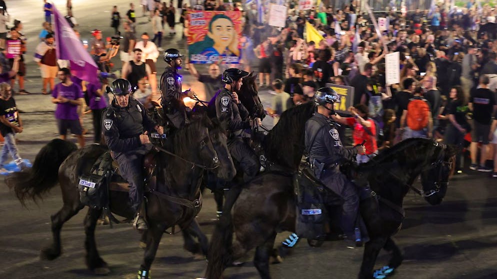 Come ormai ogni sabato da mesi, migliaia di manifestanti sono scesi ieri in piazza in diverse città di Israele per chiedere la liberazione degli ostaggi e protestare contro il governo di Benyamin Netanyahu. Nell'immagine dimostranti a Tel Aviv contenuti da poliziotti a cavallo.