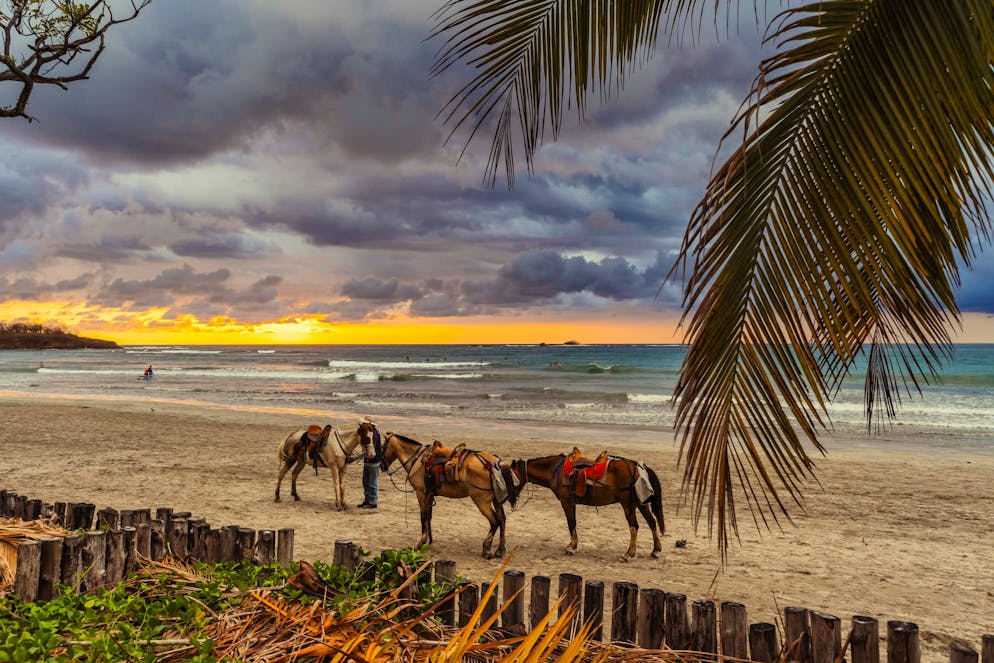 Costa Rica: le spiagge solitarie. Se il tempo lo permette, i tramonti sulla costa occidentale della Costa Rica sono come quelli di un libro illustrato.