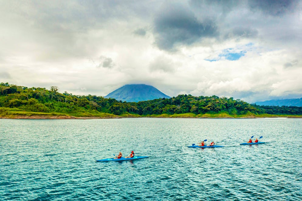 Costa Rica: il Vulcano Arenal. È possibile fare kayak sul Lago Arenal, creato artificialmente e che con i suoi oltre 80 chilometri quadrati è il più grande specchio d'acqua interno del Paese.