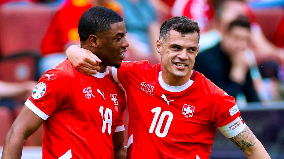 Il capitano della Nazionale Granit Xhaka (a destra) festeggia con la sorpresa degli Europei Kwadwo Duah.