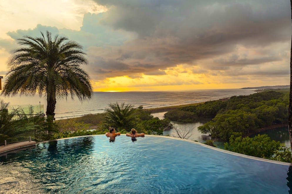 Costa Rica: la Lagarta Lodge. Dalla piscina a sfioro del Lagarta Lodge di Nosara si apre una vista spettacolare sul mare e sulla giungla.