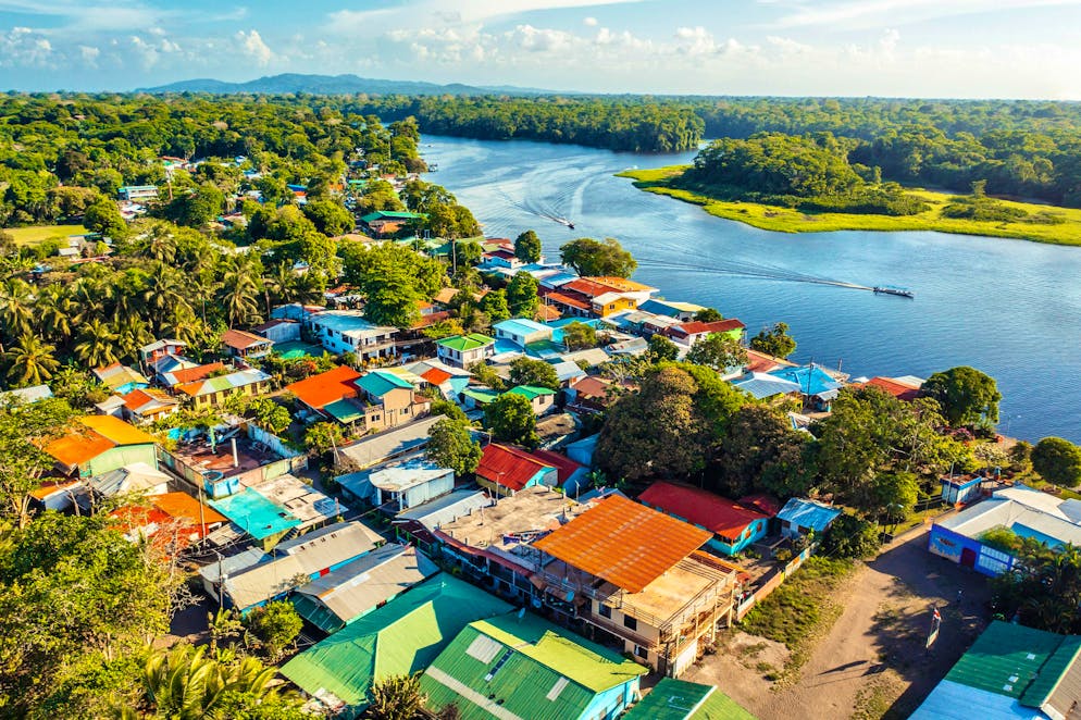 Costa Rica: il Parco nazionale del Tortuguero. Nel villaggio omonimo vivono circa 700 persone.