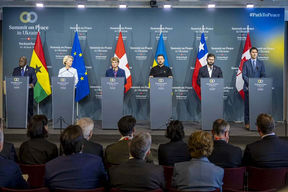 Bürgenstock. I partecipanti alla conferenza stampa finale del vertice: da sinistra, il presidente del Ghana Nana Addo Dankwa Akufo-Addo, la presidente della Commissione europea Ursula von der Leyen, la presidente della Confederazione Viola Amherd, il presidente ucraino Volodymyr Zelenskyy, il presidente del Cile Gabriel Boric Font e il primo ministro canadese Justin Trudeau.