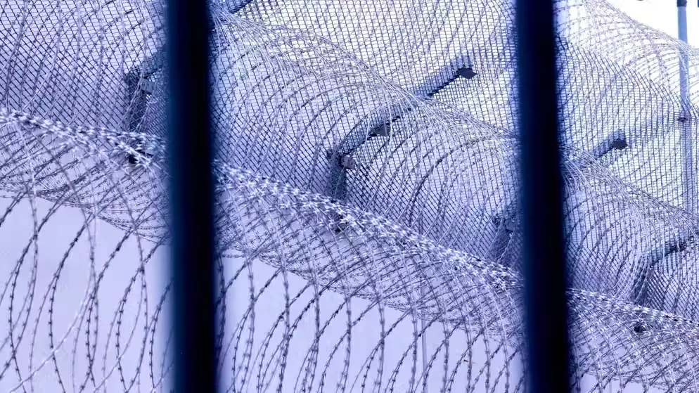 La prise d'otage a débuté vers 11h15 dans l'unité sanitaire de la maison centrale d'Arles, a précisé une source pénitentiaire.