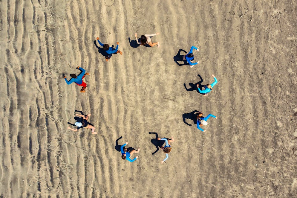 Costa Rica: le spiagge solitarie. Prima di salire sulla tavola, si eseguono esercizi di riscaldamento sulla spiaggia.