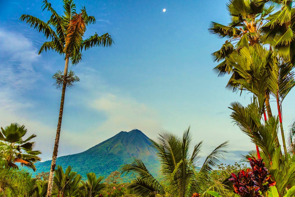 Costa Rica: il Vulcano Arenal. La Costa Rica è nota per le sue montagne di fuoco. Sei di esse sono ancora considerate attive, tra cui l'Arenal, che è probabilmente il vulcano più imponente del Paese.