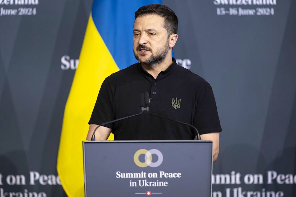 Bürgenstock. Il presidente ucraino Volodymyr Zelensky parla ai presenti e ai media durante la conferenza stampa finale del vertice per la pace in Ucraina.