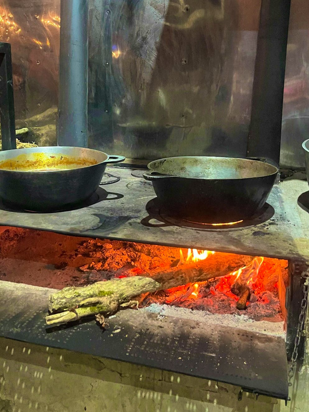 Costa Rica: paradiso della frutta esotica. Le tortillas vengono cotte su un fuoco all'aperto a La Fonda 506.