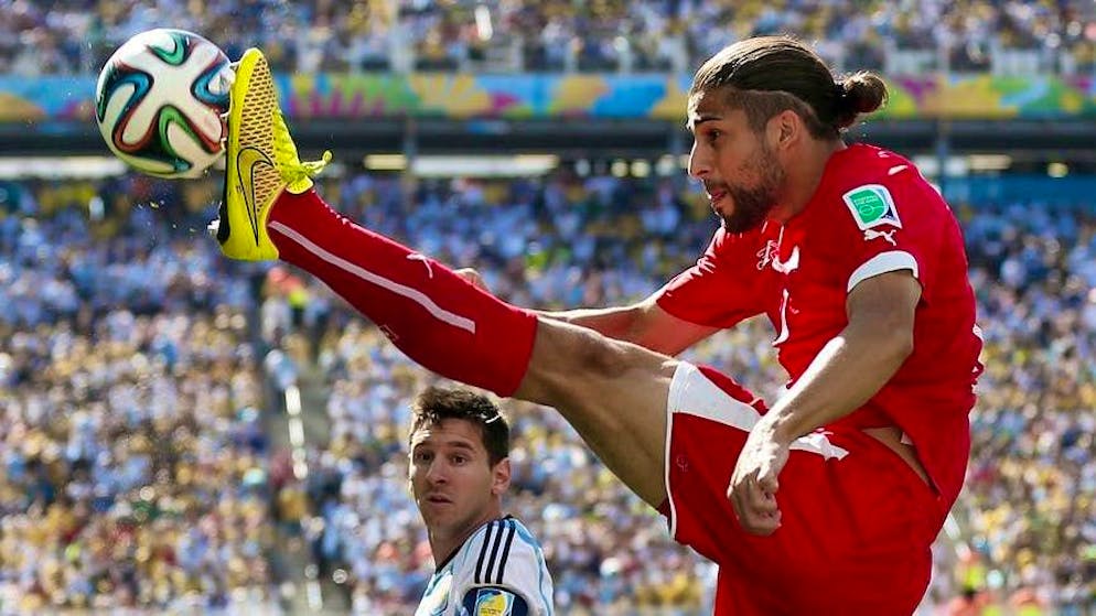 Rodriguez contro il campione Messi alla Coppa del Mondo 2014 in Brasile.