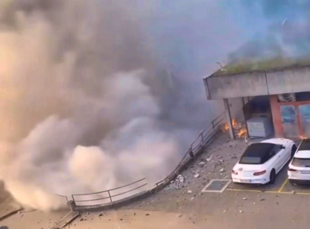 Dopo l'esplosione si è innalzata una densa colonna di fumo.