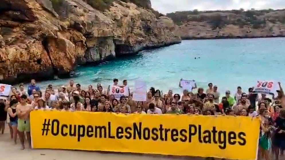Von Touristen überflutet. Einheimische besetzen beliebten Instagram-Strand auf Mallorca