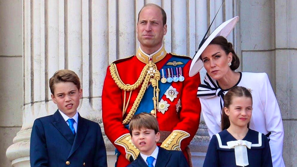 Royal Family. La principessa Charlotte sgrida il fratellino Louis durante l'apparizione di Kate