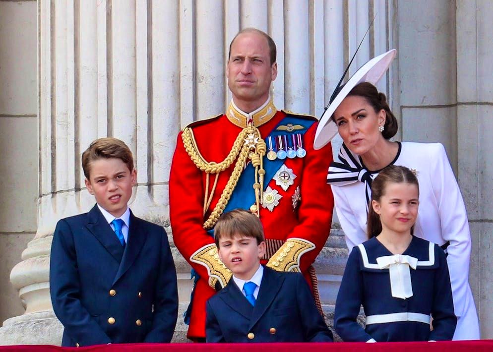 In occasione del compleanno ufficiale del monarca, il principe George, la principessa Charlotte e il principe Louis insieme ai genitori, la principessa Kate e il principe William, si affacciano dal balcone di Palazzo.