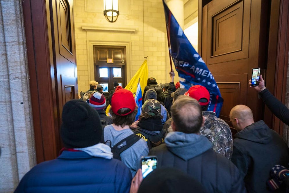 Trump-Fans stürmen am 6. Januar 2021 das Kapitol.