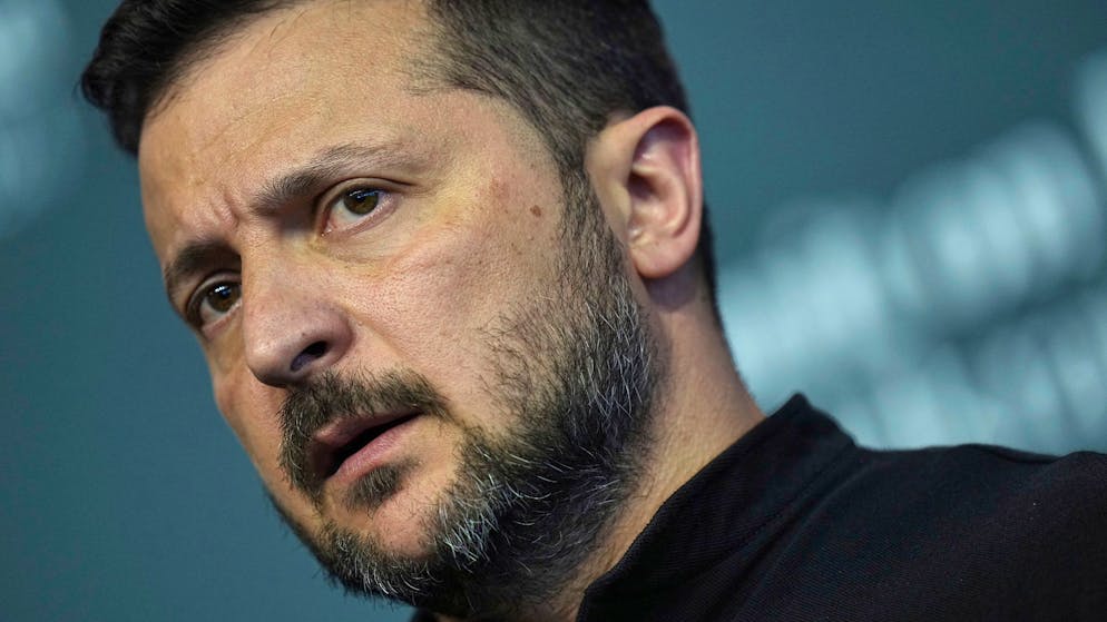 Der ukrainische Präsident Wolodymyr Selenskyj fordert für Gegenangriffe freie Hand von seinen Verbündeten.