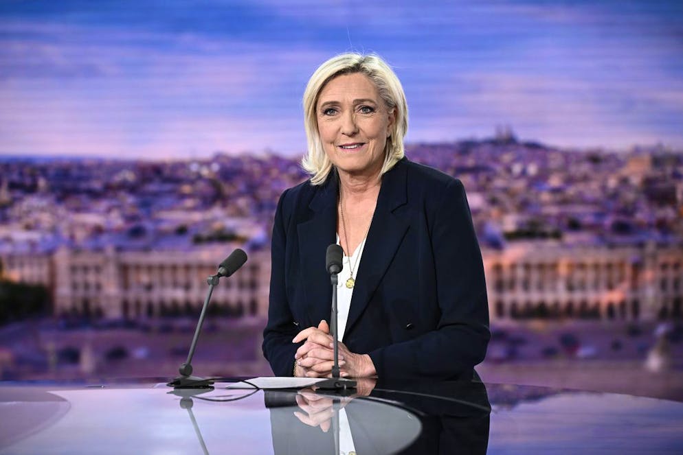 Marine Le Pen parla durante un'intervista al canale televisivo francese TF1, a Boulogne-Billancourt, fuori Parigi, lunedì 10 giugno 2024 (immagine illustrativa).