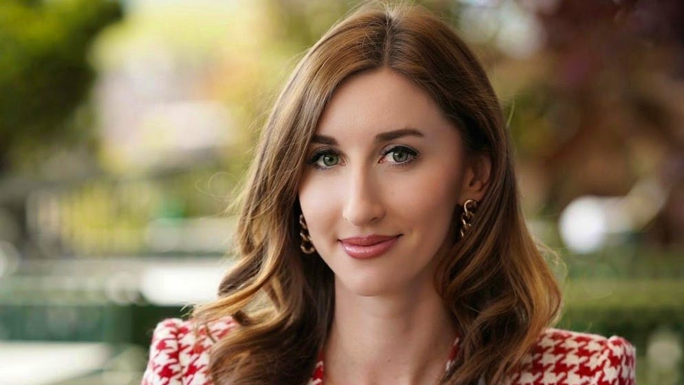 Elena Sachs hat im letzten Sommer eine Matchmaker- und Datingcoaching-Ausbildung absolviert. Seit Oktober 2023 ist sie mit Match Maison selbstständig und sucht für ihre Kund*innen die grosse Liebe.