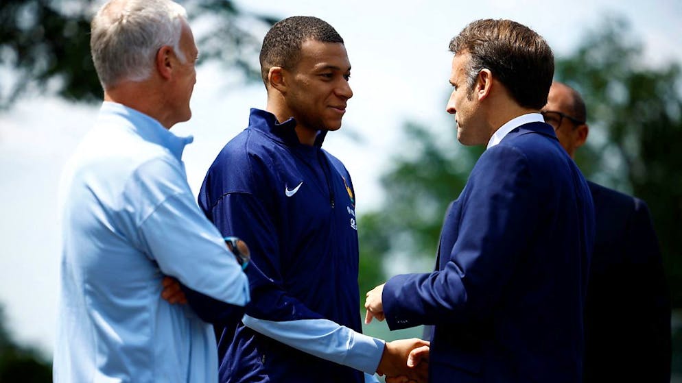 Il calciatore della nazionale francese Kylian Mbappé, in compagnia dell'allenatore Didier Deschamps, accolgono il presidente della Repubblica francese Emmanuel Macron prima dell'inizio dell'Euro 2024