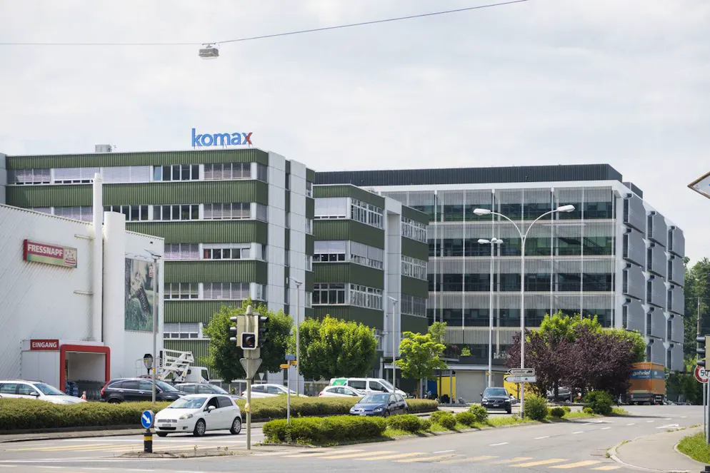 Komax è un'azienda tecnologica attiva a livello mondiale nel campo della lavorazione automatizzata dei fili, specializzata nella produzione di macchine per la produzione di cablaggi, ovvero per l'impacchettamento dei fili. L'80% del suo fatturato è generato da clienti dell'industria automobilistica.