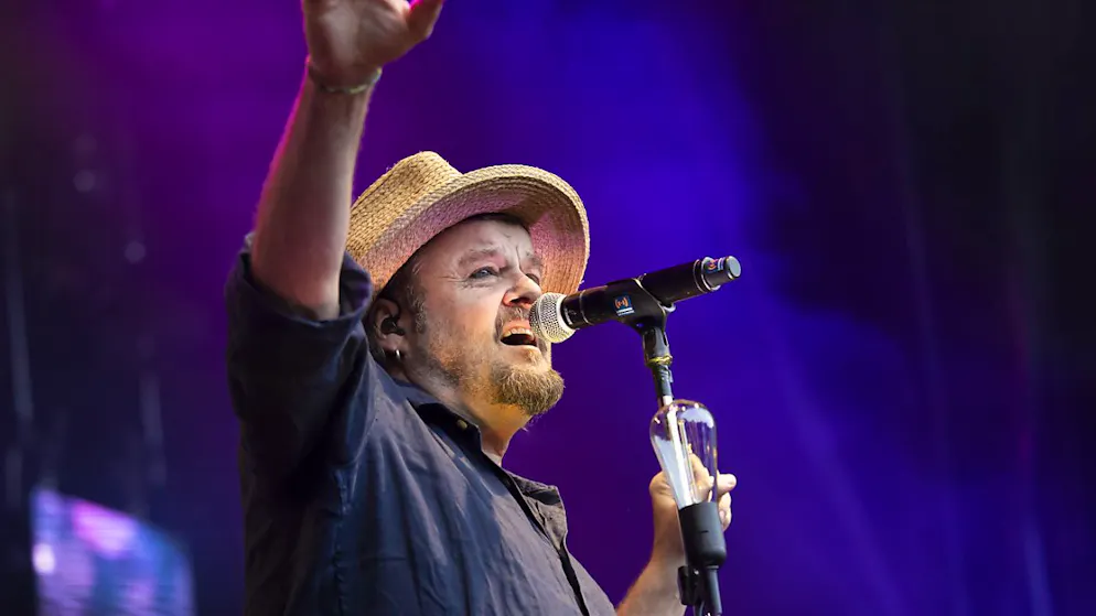 Il cantante bernese Büne Huber dei Patent Ochsner, riceverà il "Prix Suisse 2024". (immagine d'archivio)