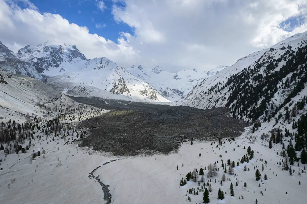 Frana sul Piz Scerscen in Val Roseg, fotografata lunedì 15 aprile 2024 a Pontresina, al confine con l'Italia. La colata di detriti si estende per cinque chilometri e blocca parte delle vie di accesso a diversi rifugi del Club Alpino Svizzero (CAS).