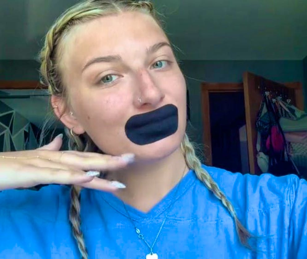 TikToker "patch4you" can sleep for nine hours thanks to mouth patches, as she writes in one of her videos.