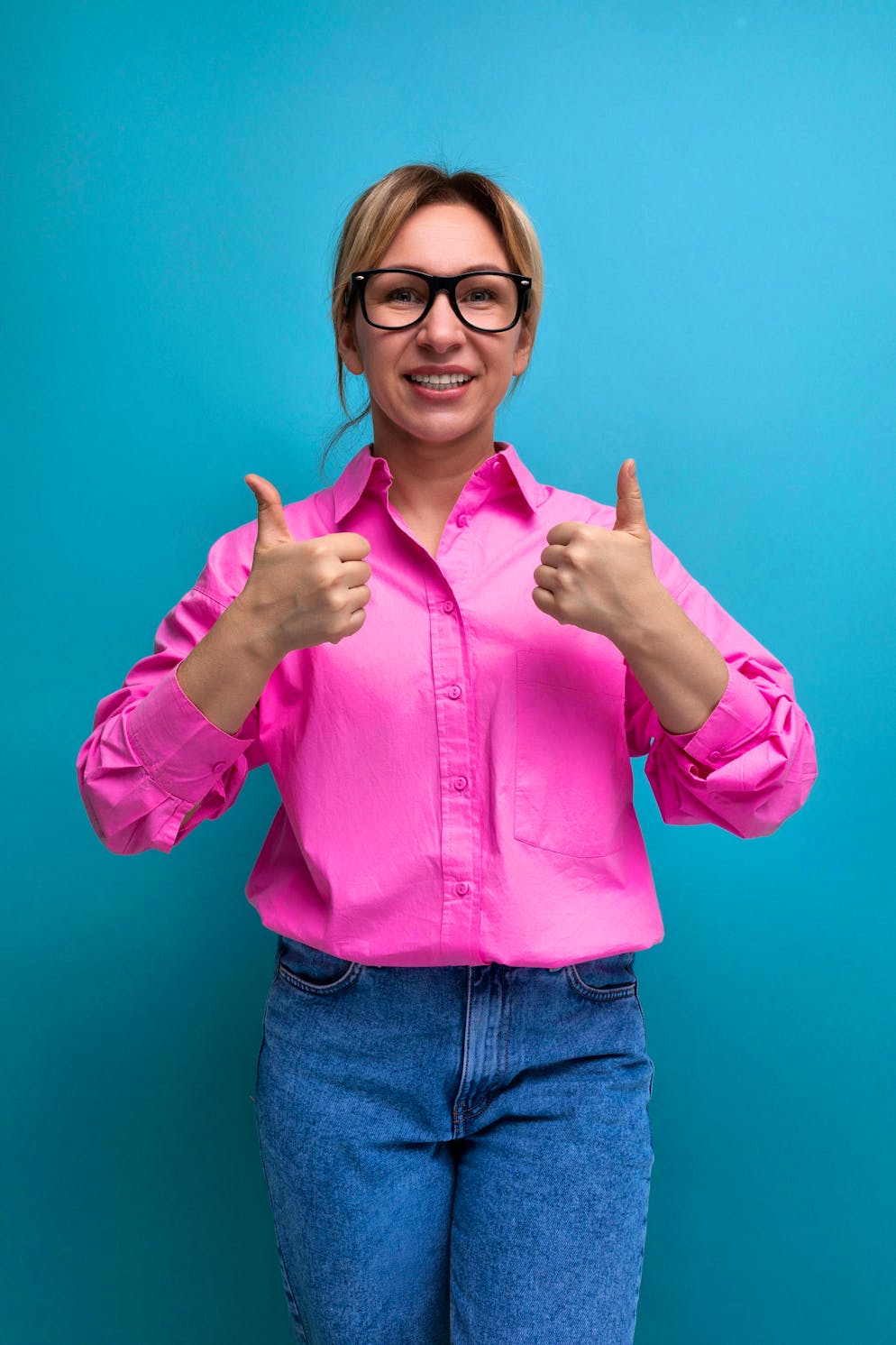 Maglia infilata nei pantaloni, sì o no? I Millennial dicono di sì.
