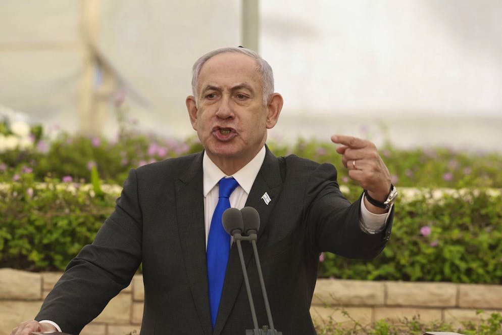 Il Primo ministro israeliano Benjamin Netanyahu parla durante una cerimonia al cimitero di Nahalat Yitshak a Tel Aviv, Israele, martedì 18 giugno 2024.