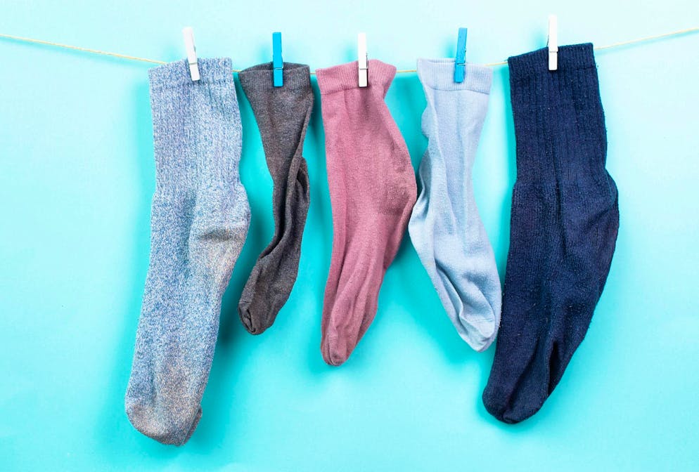 Il dibattito generazionale sui calzini: corto o lungo?