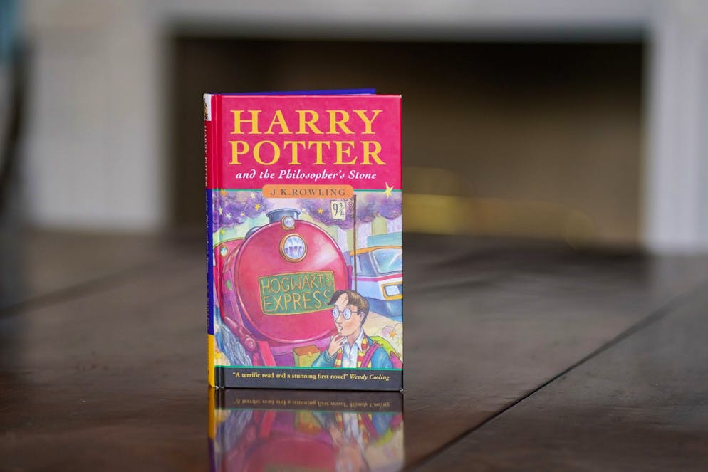Eine tadellose Erstausgabe von J.K. Rowlings Buch "Harry Potter und der Stein der Weisen", eine von nur 500 Exemplaren der ersten Auflage von 1997.