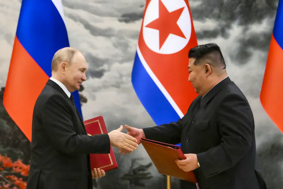Il presidente russo Vladimir Putin, a sinistra, e il leader nordcoreano Kim Jong Un si scambiano documenti durante la cerimonia di firma della nuova partnership a Pyongyang, in Corea del Nord, mercoledì 19 giugno 2024.