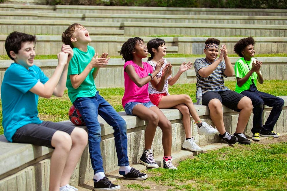Pour rester en contact avec leur enfant en camp d’été, de nombreux parents envisagent de leur acheter leur tout premier smartphone.