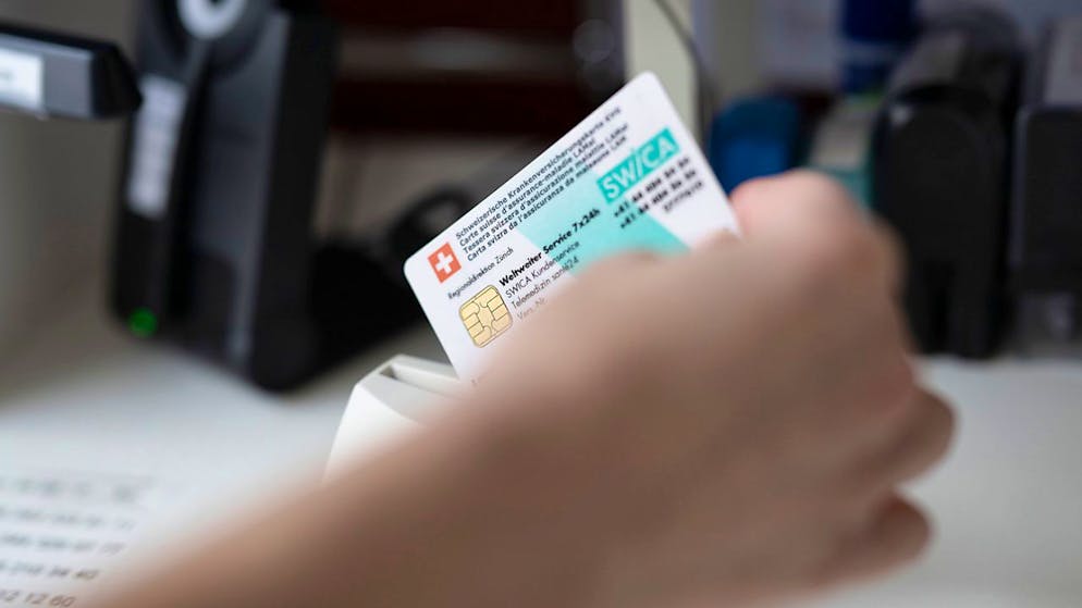 New study shows. The Swiss pay 1,000 francs too much for health insurance - every year