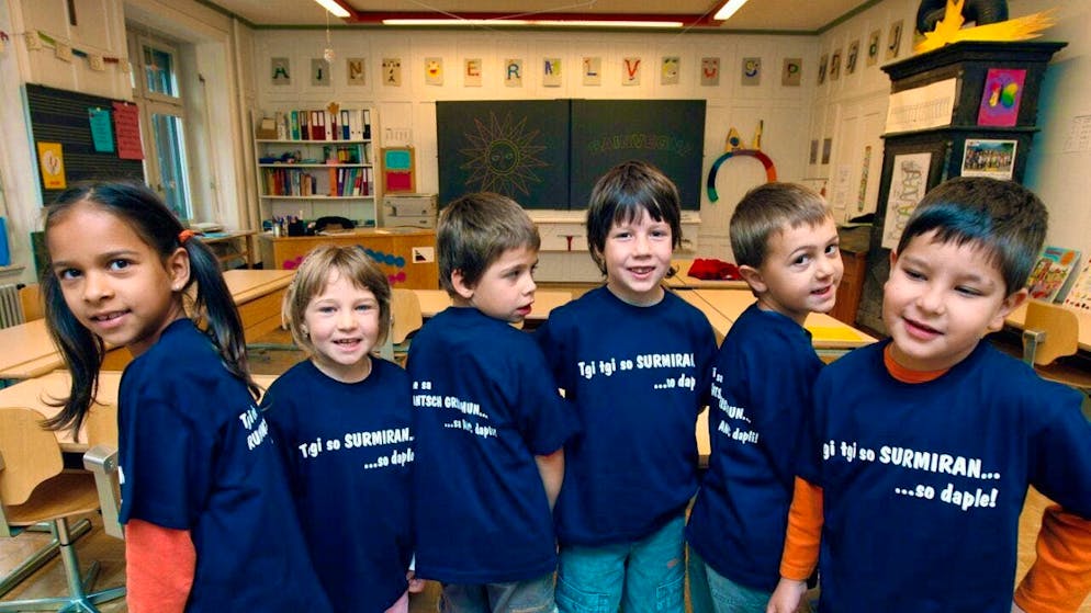 Three official languages are spoken and taught in schools in Graubünden: German, Romansh and Italian. A new, digital trilingual civics teaching aid is now to be created for secondary level ll. (Archive)