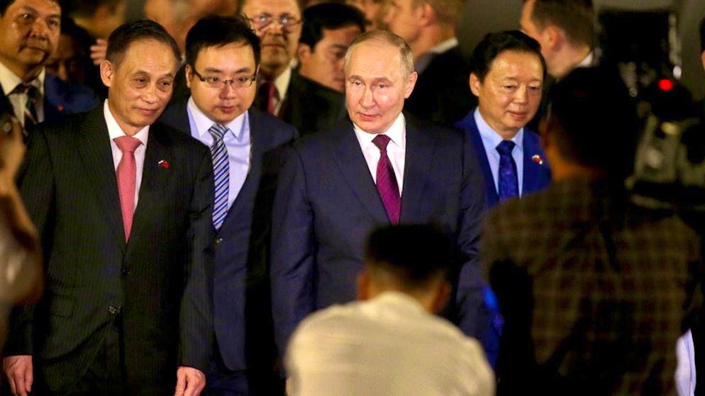 Russian President Vladimir Putin arrives at Noi Bai International Airport in Hanoi. Photo: Minh Hoang/AP/dpa