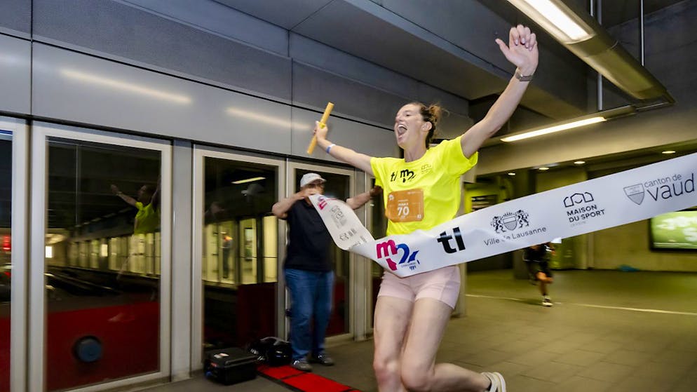 Lausanne: l'humain plus rapide que le m2 entre Ouchy et Croisettes - Gallery. L'ancienne athlète Lea Sprunger effectue le dernier relais lors du "m2 Challenge" dans la gare du M2 à l'arrêt Croisettes en passant la ligne avant l'arrivée du métro.