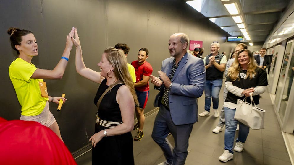 Lausanne: l'humain plus rapide que le m2 entre Ouchy et Croisettes - Gallery. Emilie Moeschler, conseillère municipale de Lausanne,et Grégoire Junod, syndic de la ville, félicitent l'ancienne athlète Lea Sprunger après son arrivée.