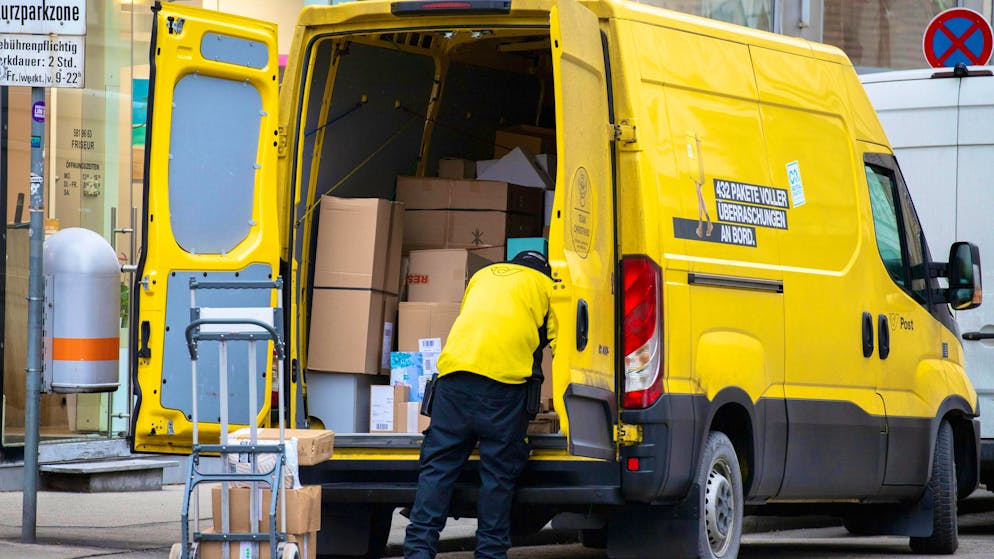 Bad luck for a parcel deliverer from Vienna: he stole a parcel containing flowers that the police wanted to use to expose a counterfeit money dealer on the internet.