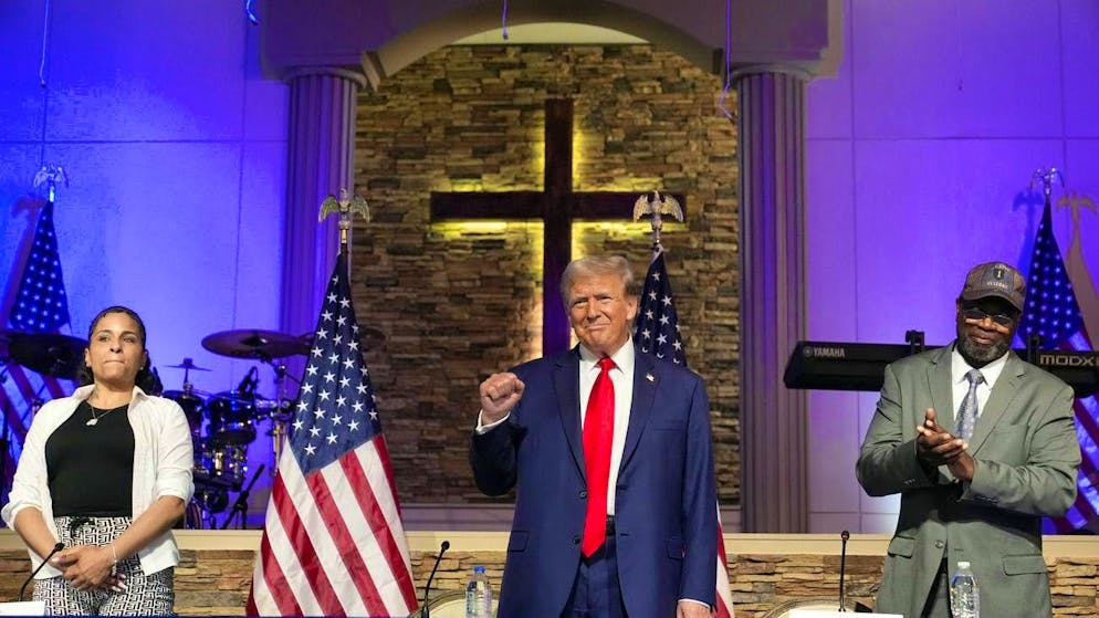 Il candidato repubblicano alle presidenziali, l'ex presidente Donald Trump, arriva per parlare a un evento della campagna elettorale alla 180 Church, sabato 15 giugno 2024, a Detroit, mentre Itasha Dotson e Carlos Chambers ascoltano. (Foto AP/Carlos Osorio)