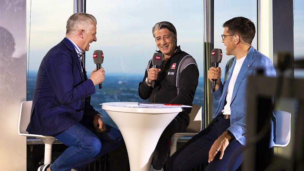 Murat Yakin (center) in the TV studio together with SRF presenter Rainer Maria Salzgeber and expert Benjamin Huggel