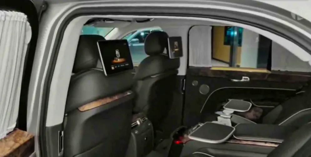 The car has "everything", jubilates one user on X. However, the Aurus Senat is also reminiscent of a flight to a vacation destination.
