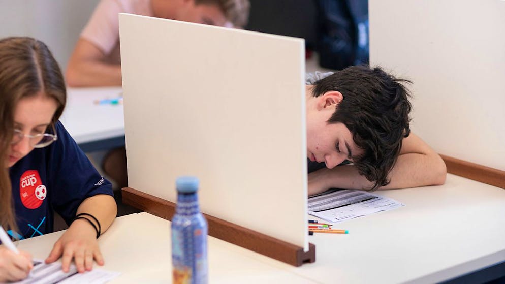 Studenti alle prese con gli esami di maturità.