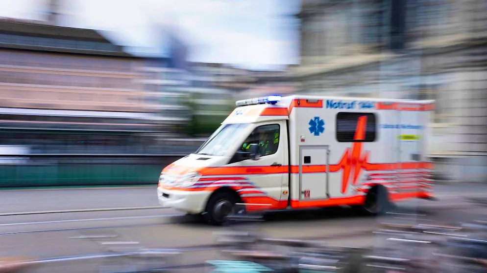 Help came too late for a 24-year-old cyclist in the city of Zurich on Thursday morning. She was fatally injured by a truck. (symbolic image)