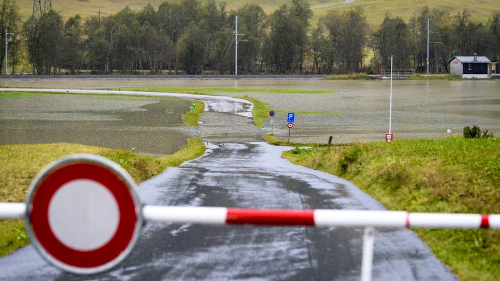 Ecco cosa si teme. MeteoSvizzera lancia l'allerta di grado 3 per il livello deI Rodano, è vietato passeggiare lungo il fiume