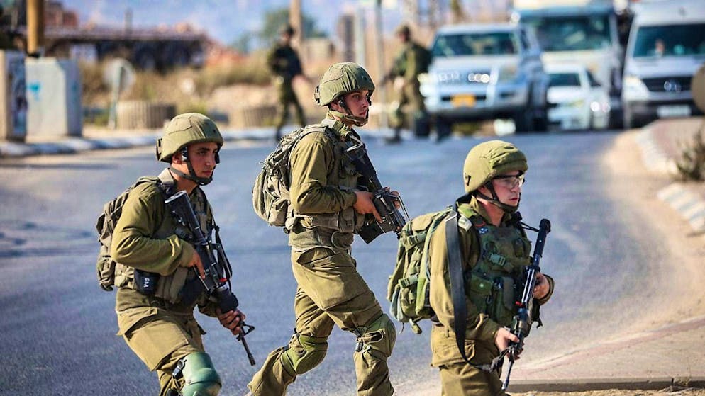 ARCHIVE - Israeli soldiers block a road in the West Bank. Photo: Ilia Yefimovich/dpa