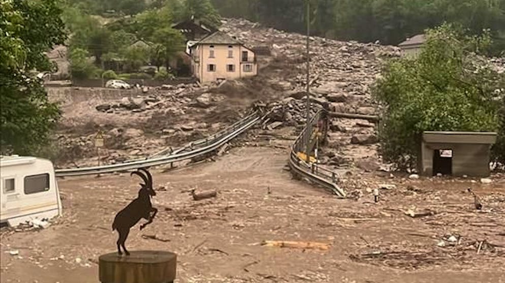 Maltempo. Forti piogge: esonda la Moesa e travolge case e auto, chiusa la A13 in entrambe le direzioni