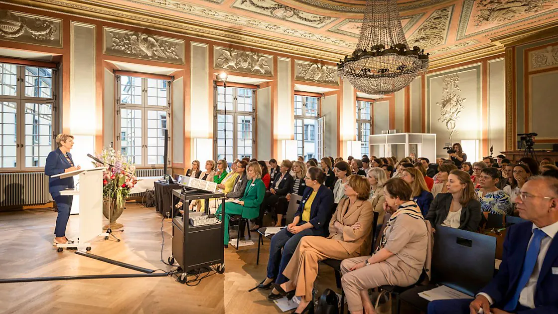Öffentlicher Dienst: Bürgermeisterinnenkonferenz will mehr Frauen in ...
