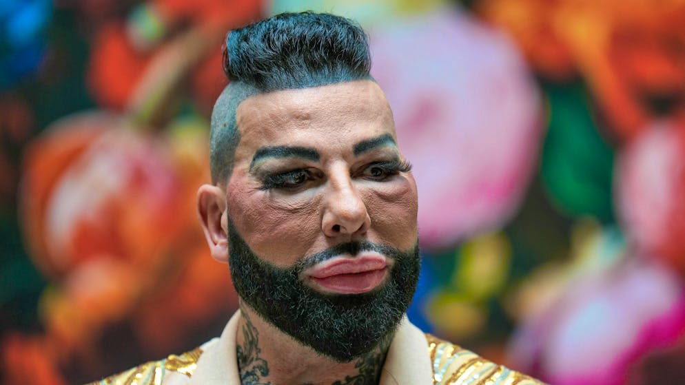 Le fait que Harald Glööckler fasse très attention à son apparence n'est pas nouveau. Mais après le lifting par fils, les joues du designer semblent plutôt gonflées.