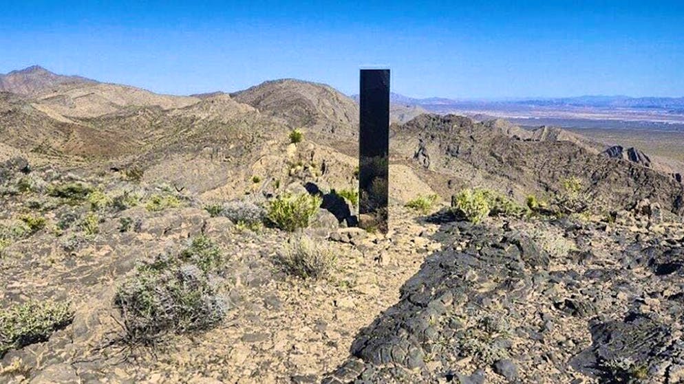 Una stele scintillante su una remota montagna del Nevada pone un mistero.